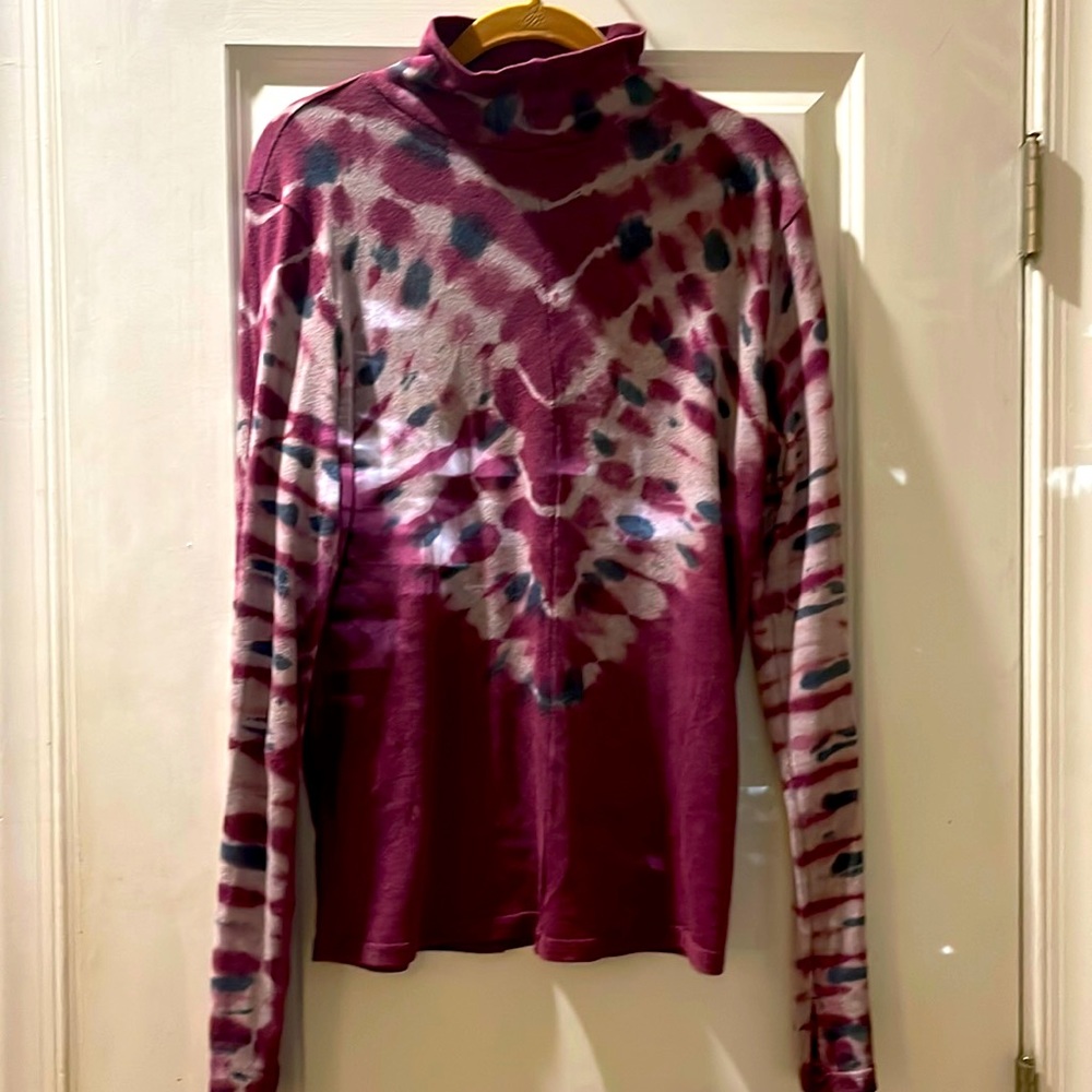 Free People tied dyed long sleeve shirt with thumb holes. Classic boho! Sz L.